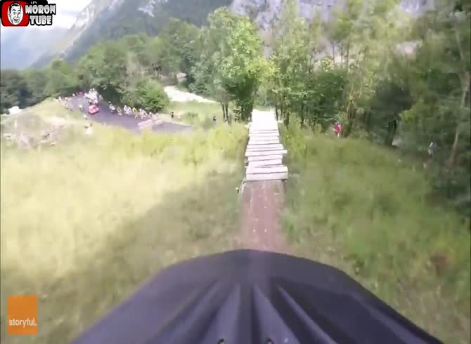 Video :Overlooking the Tour de France race, a mountain biker leaps